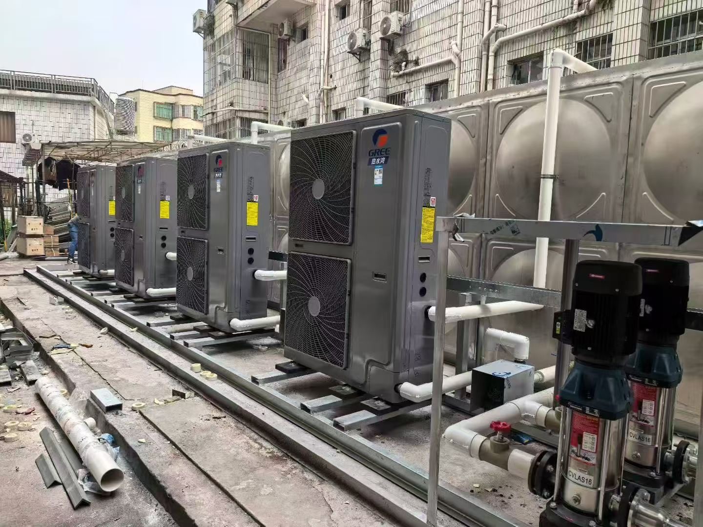 4台格力10匹空气能配40立方保温水箱