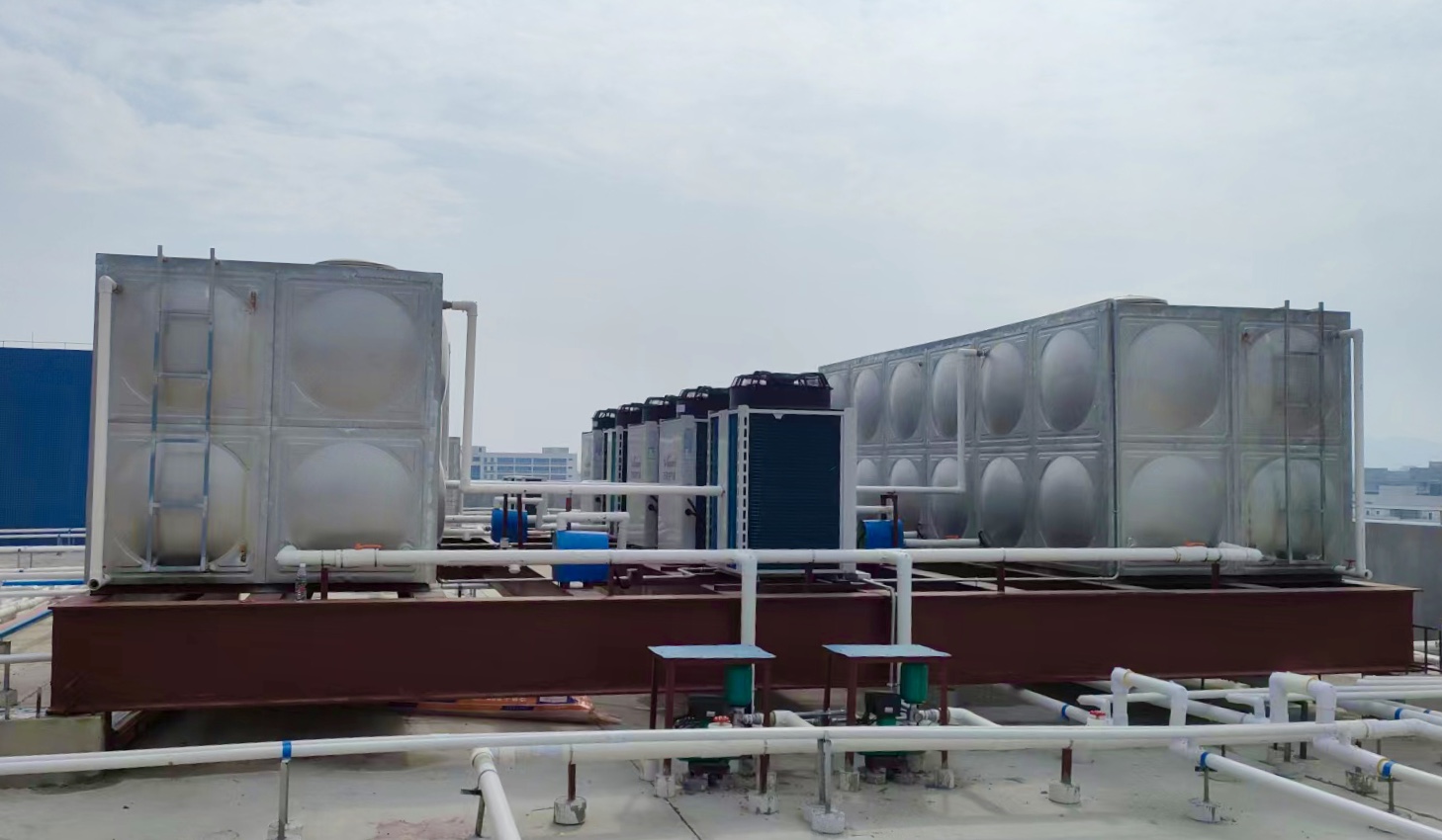 5台万和10匹空气能配48立方保温水箱