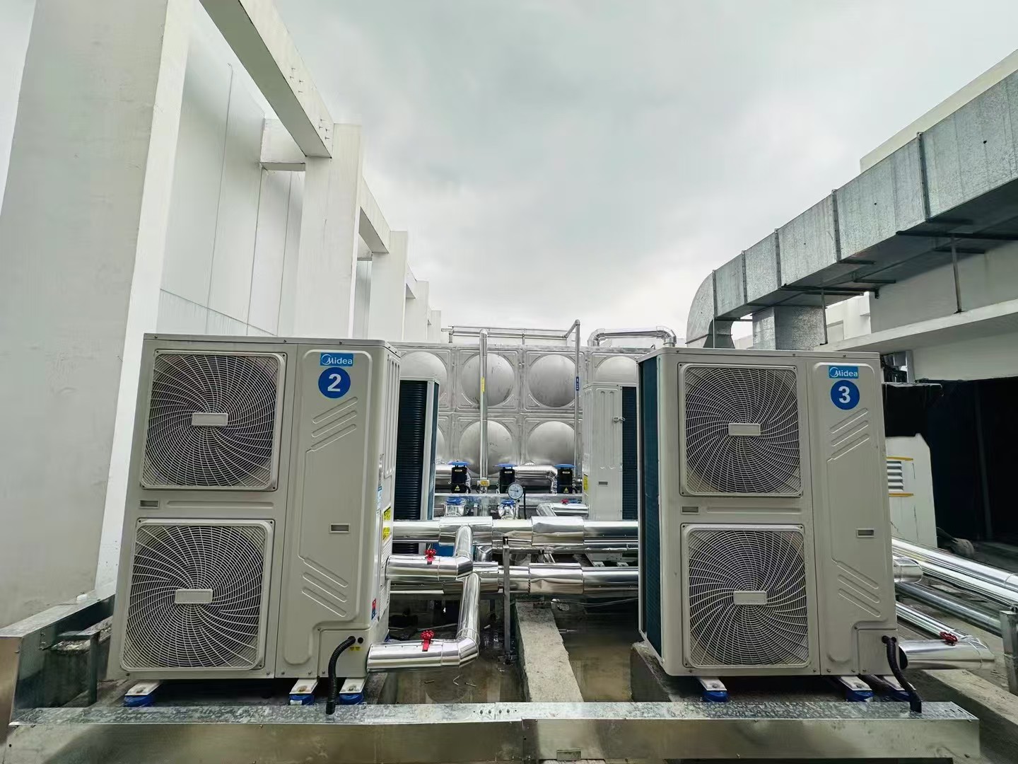 美的4台10匹空气能配24立方保温水箱